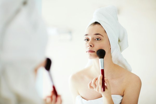Comment réaliser un maquillage de mariage naturel et lumineux ?